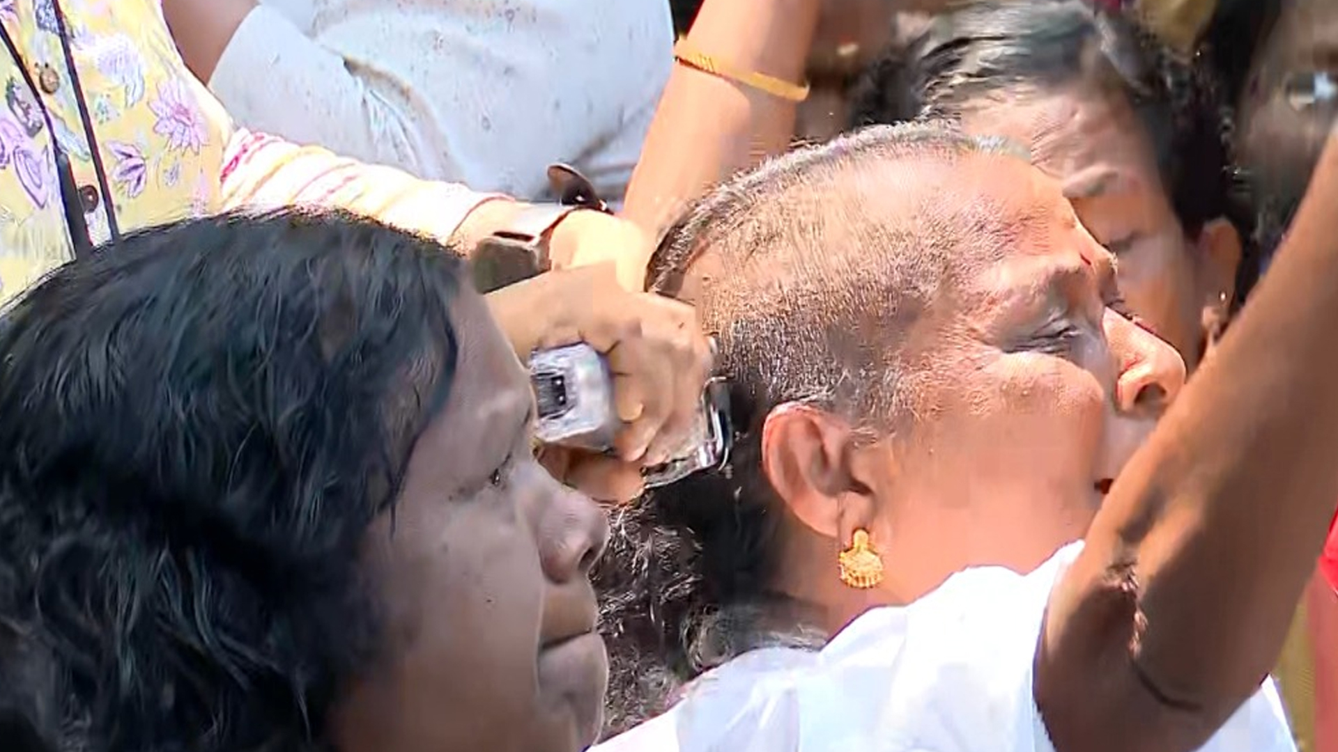 സെക്രട്ടറിയേറ്റിനു മുന്നിൽ മുടി മുറിച്ചു പ്രതിഷേധിച്ച് ആശമാർ
