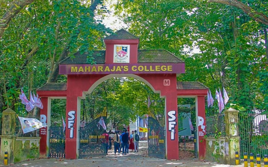 കൊച്ചിയിൽ അഭിഭാഷകരും മഹാരാജാസിലെ  വിദ്യാർത്ഥികളും തമ്മിൽ സംഘര്‍ഷം; പോലീസുകാർക്കും പരിക്ക്‌