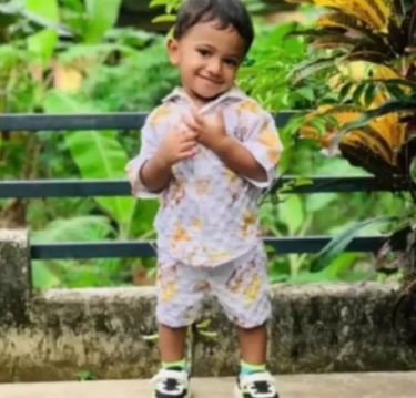 നിർത്തിയിട്ട കാർ ഉരുണ്ടിറങ്ങി ദേഹത്ത് കയറി രണ്ടര വയസ്സുകാരന് ദാരുണാന്ത്യം