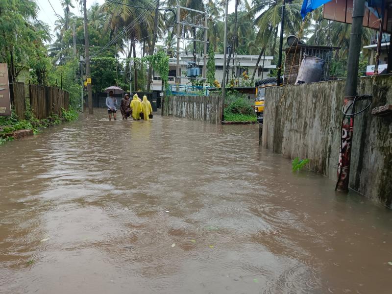 ദുരിതപെയ്ത്ത് ; വെള്ളിയാഴ്ച എട്ടുമരണം; ശനിയാഴ്ച മൂന്ന് ജില്ലകളിൽ അവധി