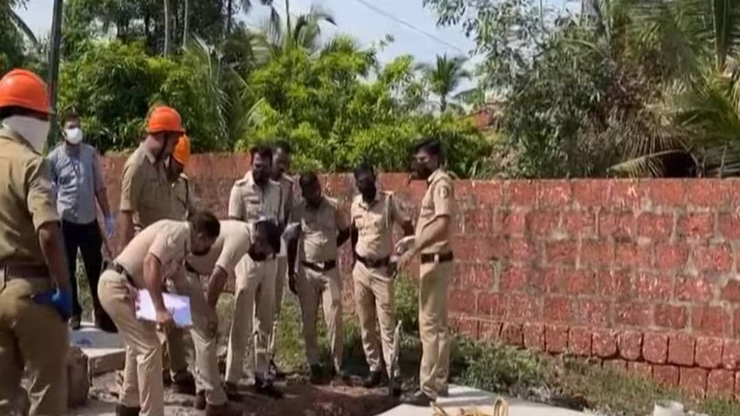 കാസര്‍കോട് സര്‍വീസ് സ്‌റ്റേഷന്‍ വളപ്പിൽ അജ്ഞാത മൃതദേഹം കണ്ടെത്തി