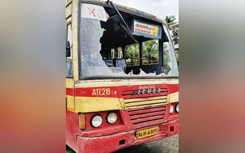 കെഎസ്ആര്‍ടിസി ബസ് ചെളിവെള്ളം തെറിപ്പിച്ചെന്ന് പറഞ്ഞ് ബസിന്റെ ചില്ല് തകർത്ത രണ്ടുപേർ പിടിയിൽ
