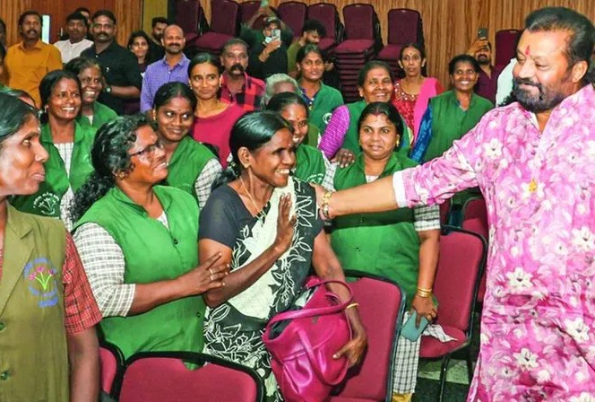 പൂരനഗരിയിലെ ശുചീകരണത്തൊഴിലാളികള്‍ക്ക് ആദരവുമായി കേന്ദ്രമന്ത്രി സുരേഷ്‌ഗോപി