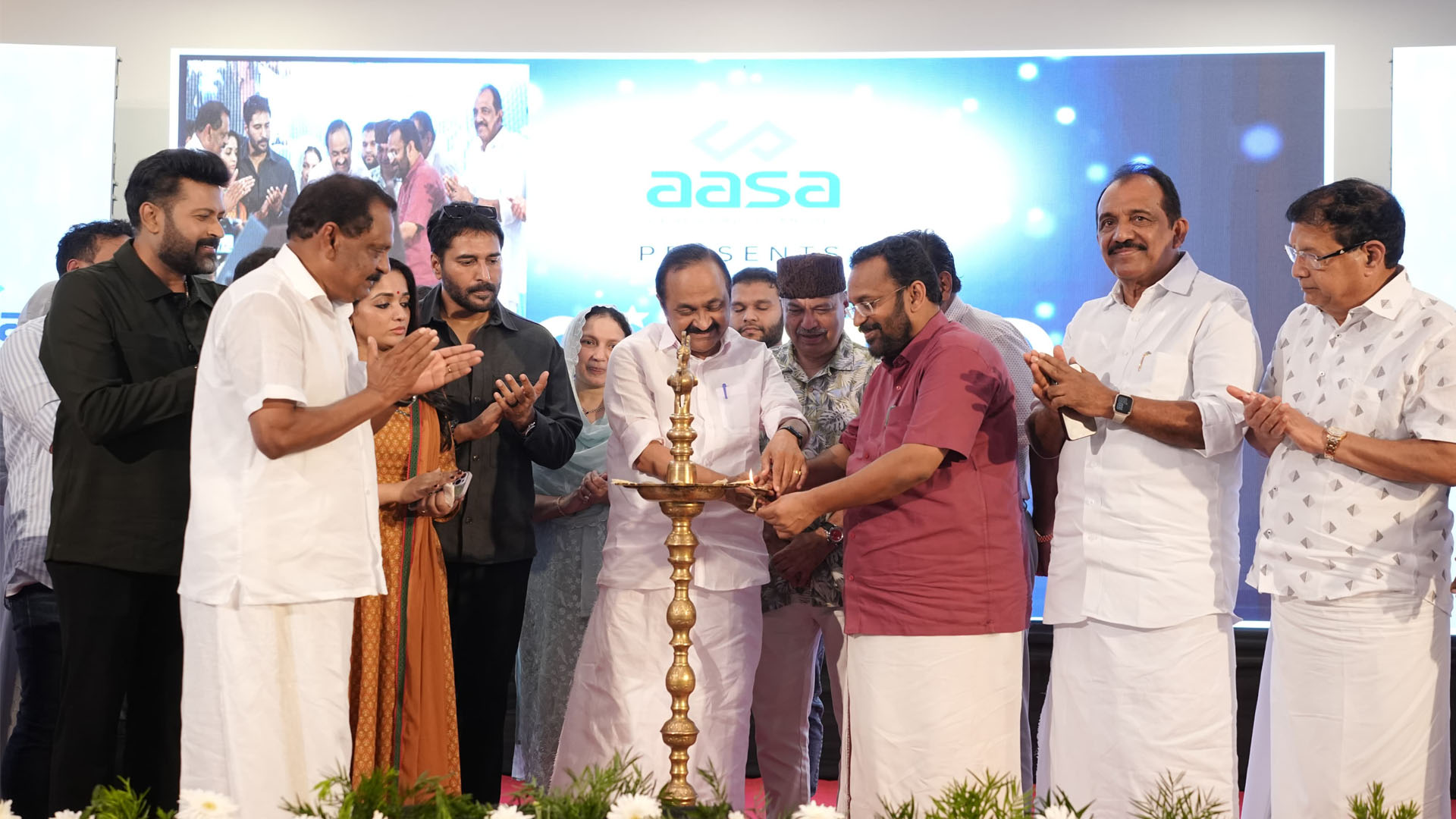 താര സാന്നിധ്യത്തിൽ നക്ഷത്രത്തിളക്കത്തിന് നൂറഴക്