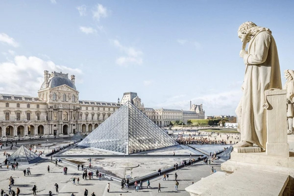 ലുവർ മ്യൂസിയത്തില്‍ മോഷണം; മോഷണം പോയത് നെപ്പോളിയന്റെ ആഭരണ ശേഖരത്തില്‍ നിന്നുള്ള ഒമ്പത് വസ്തുക്കള്‍; മ്യൂസിയം അടച്ചിടുകയാണെന്നാണ്‌ മ്യൂസിയം അധികൃതര്‍ ആദ്യം അറിയിച്ചത്‌