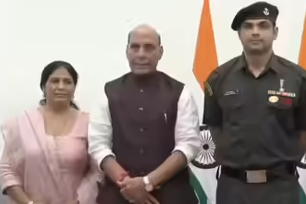 നീരജ് ചോപ്രയെ ഇന്ത്യൻ ആർമിയിൽ ഓണററി ലെഫ്റ്റനന്റ് കേണൽ പദവി നൽകി ആദരിച്ചു