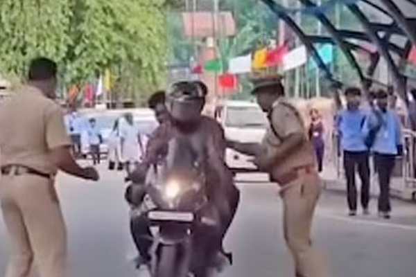 സുരക്ഷാ വീഴ്ച; വാഹന നിയന്ത്രണം ഏർപ്പെടുത്തിയ റോഡിലേക്ക് മൂന്നു യുവാക്കൾ;വീഡിയോ പുറത്ത്